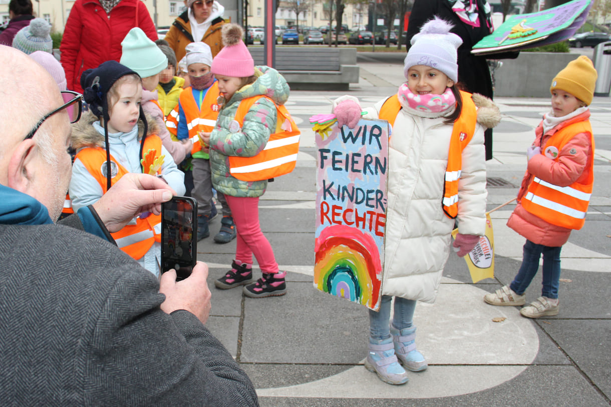 Kinderfreundegruppen aus der Leopoldstadt, dem 2. Wiener Bezirk, machten vor der Interädagogica aufmerksam auf den 