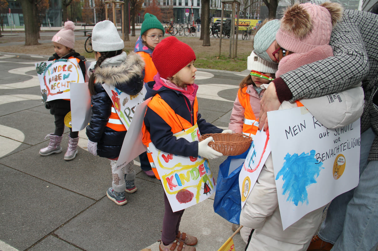 Kinderfreundegruppen aus der Leopoldstadt, dem 2. Wiener Bezirk, machten vor der Interädagogica aufmerksam auf den 