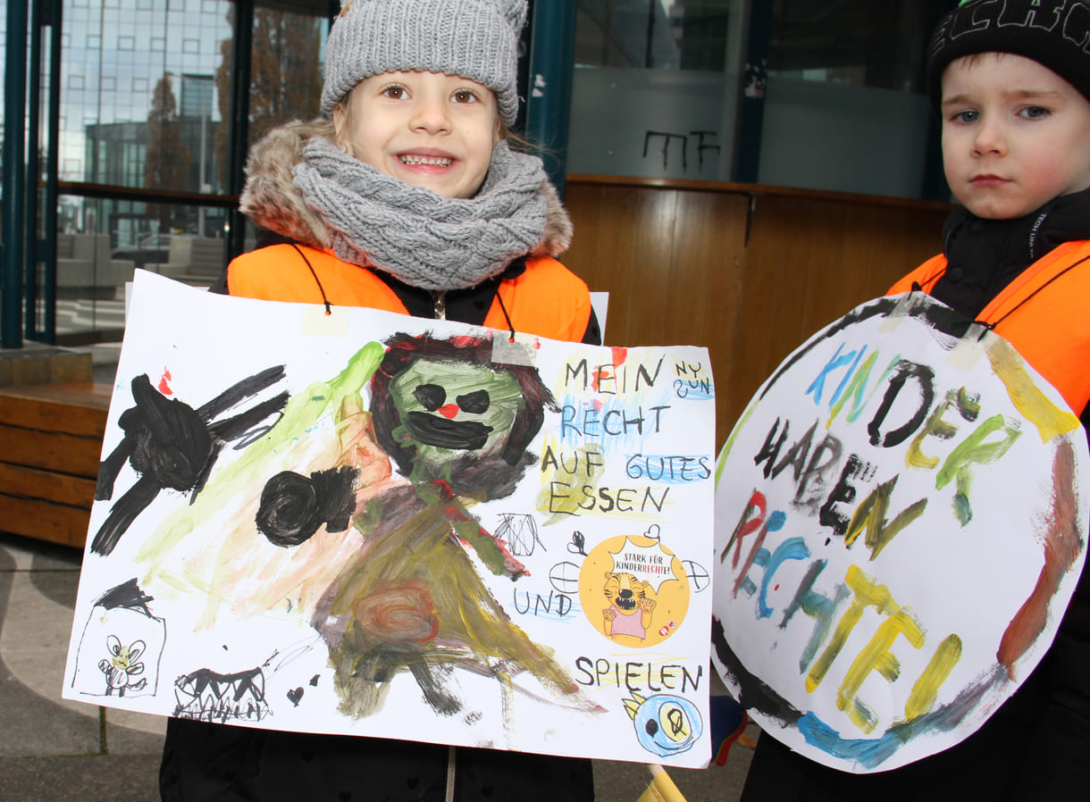 Kinderfreundegruppen aus der Leopoldstadt, dem 2. Wiener Bezirk, machten vor der Interädagogica aufmerksam auf den 