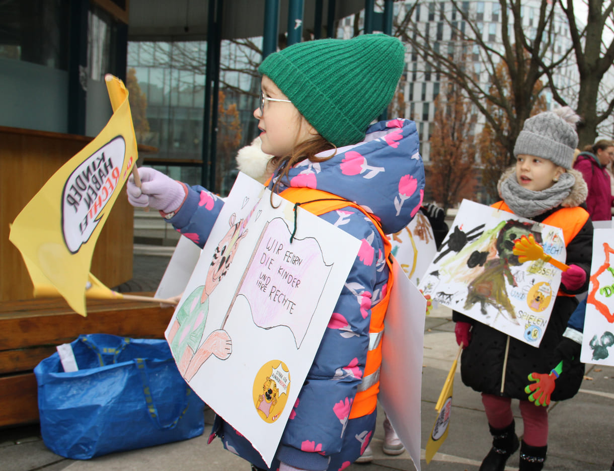 Kinderfreundegruppen aus der Leopoldstadt, dem 2. Wiener Bezirk, machten vor der Interädagogica aufmerksam auf den 