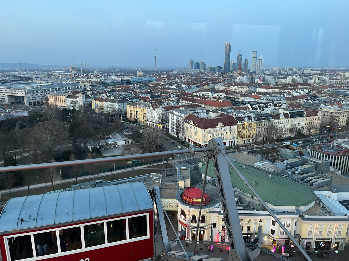 Aussicht aus einem der Waggons auf die Stadt