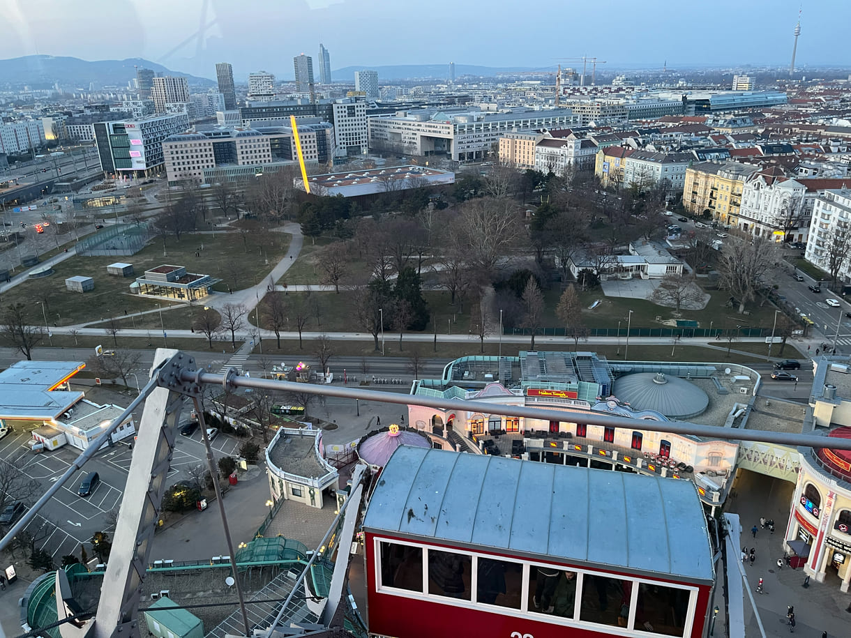 Aussicht aus einem der Waggons auf die Stadt