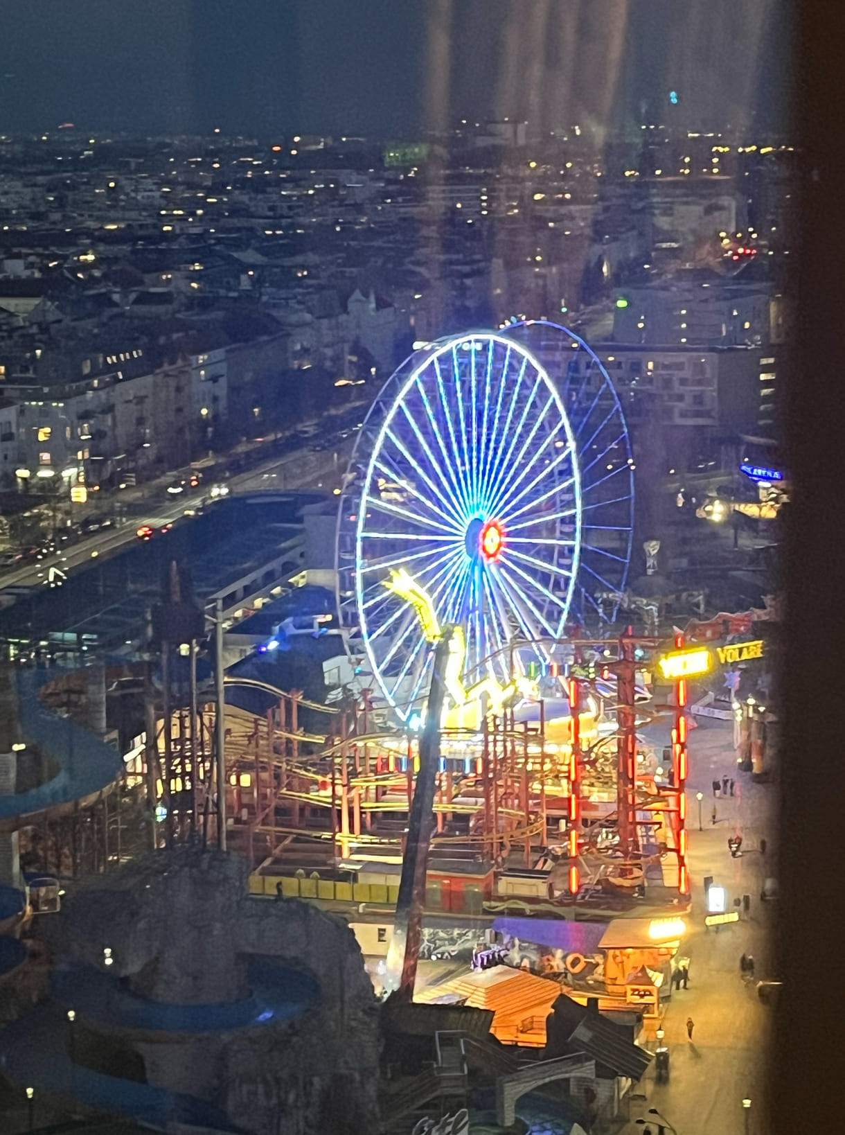 Aussicht aus einem der Waggons auf die Stadt