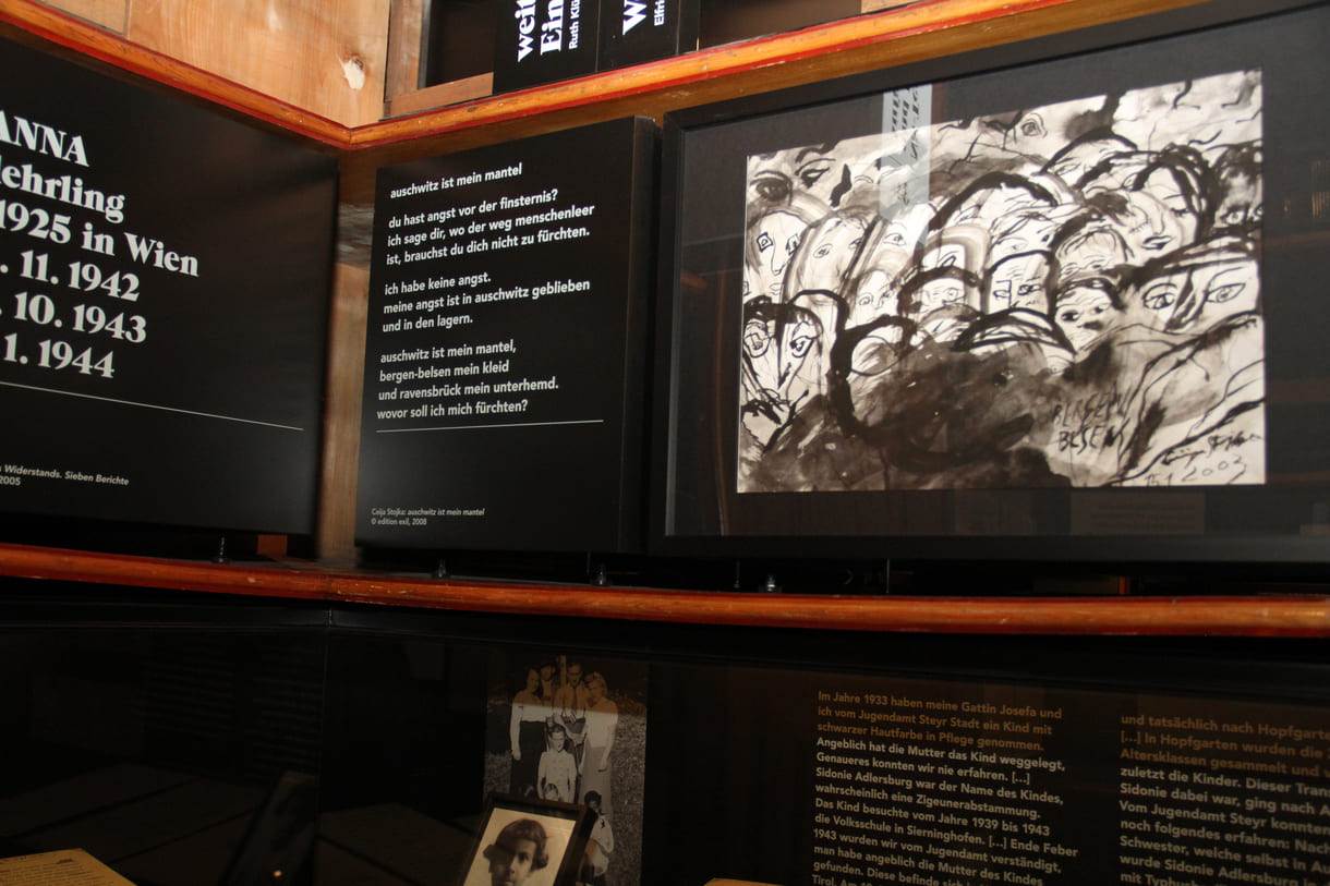 Ausstellungs-Regale im Literaturmuseum