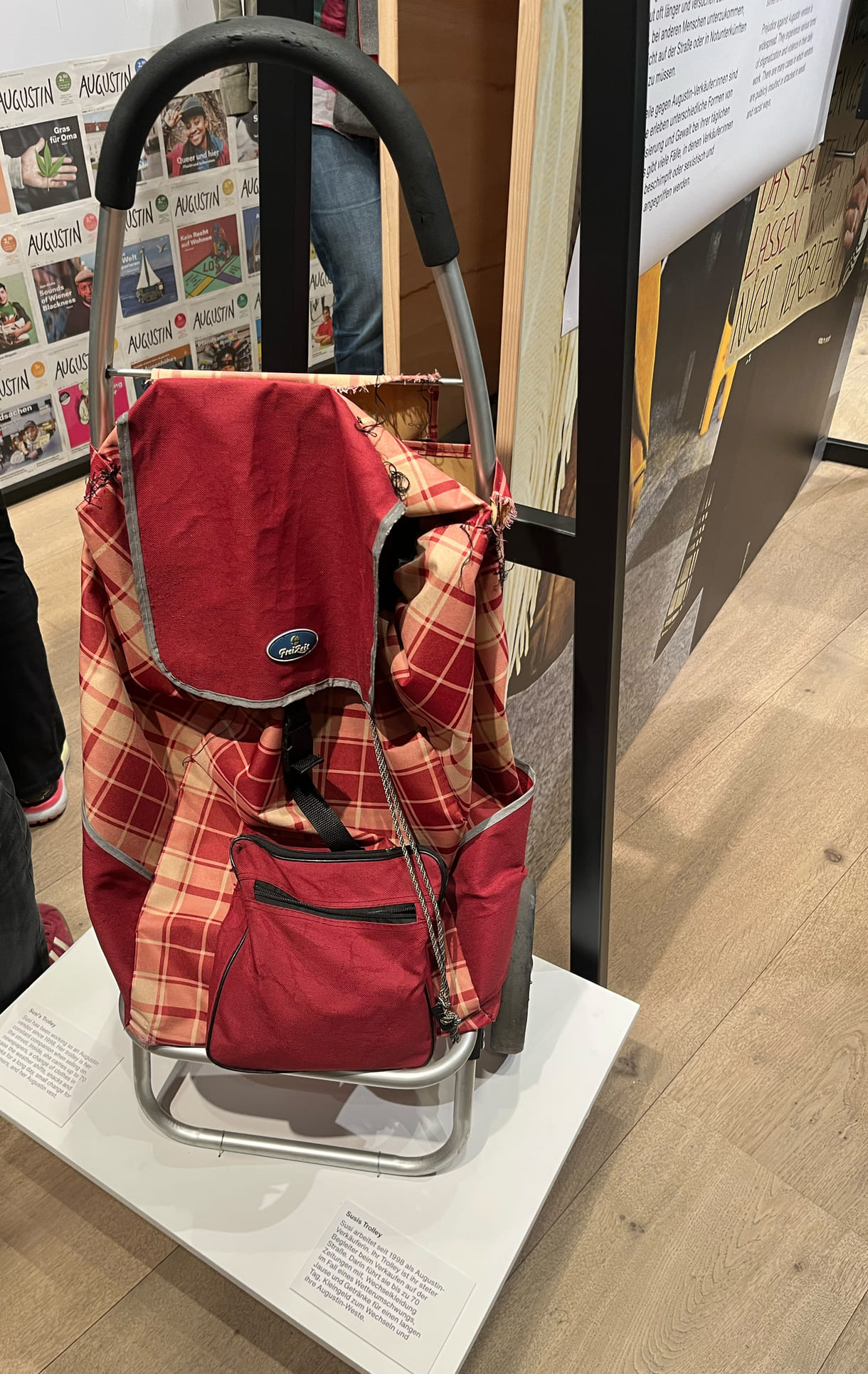 Trolley einer legendären Verkäuferin, die auch einen kurzen Bühnenauftritt hatte