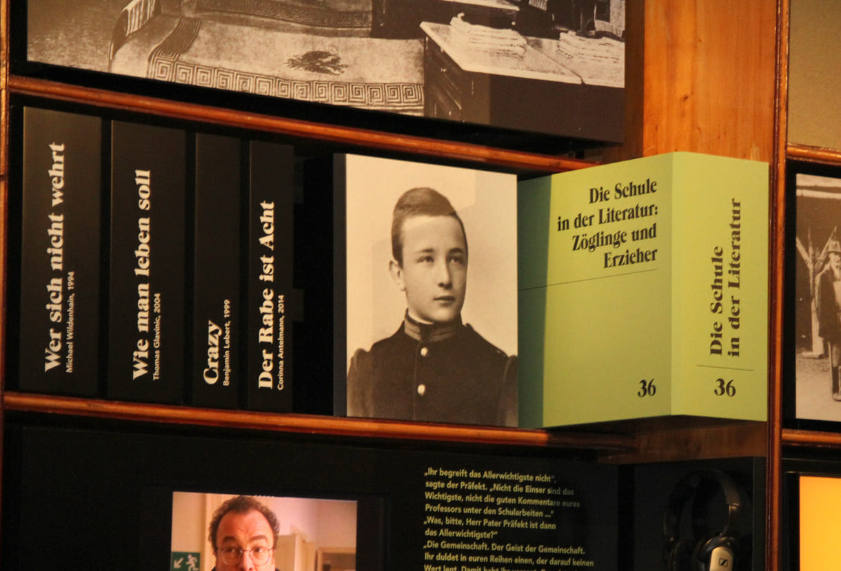 Ausstellungs-Regale im Literaturmuseum