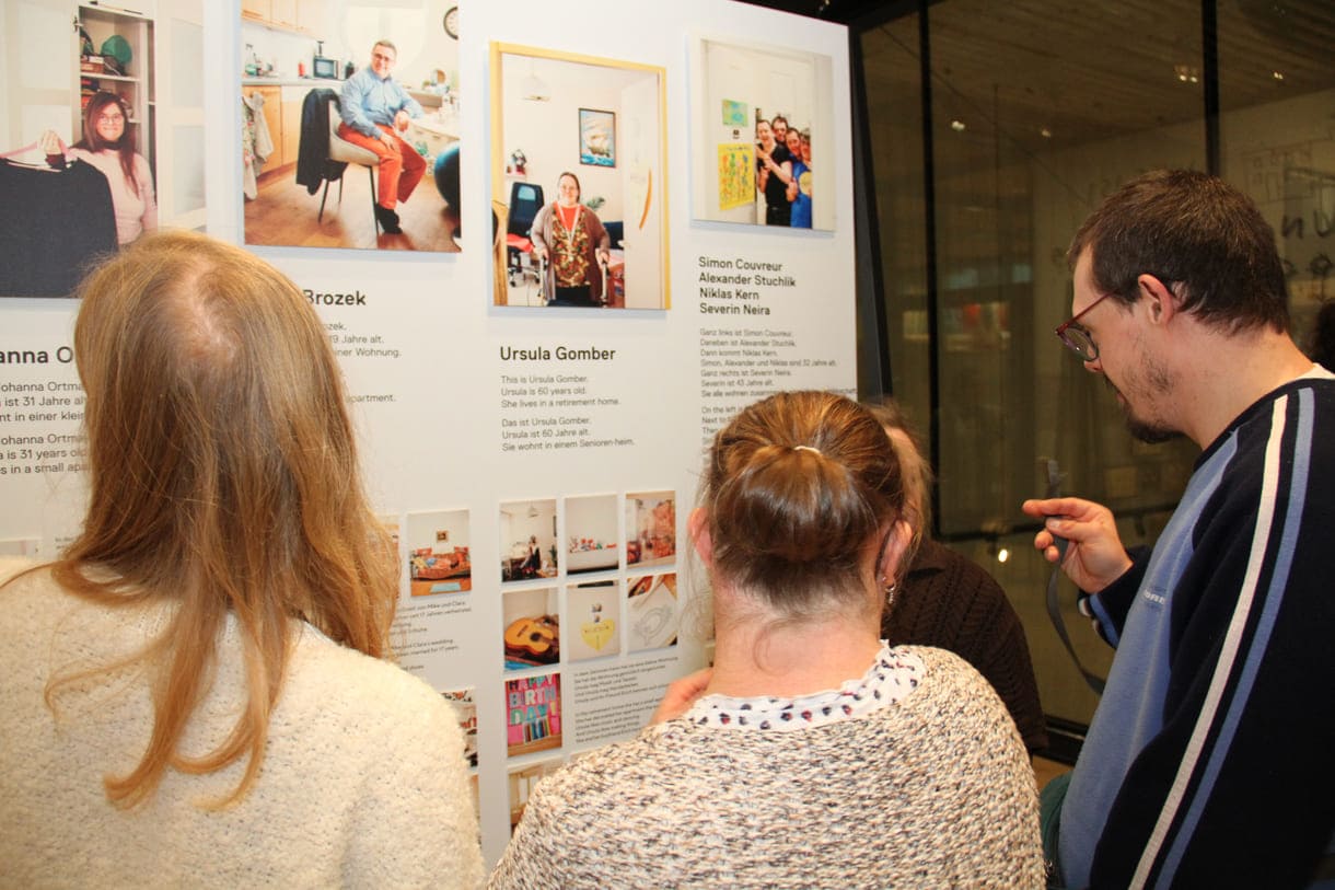Blick in die Ausstellung - mit einigen der Mitgestalter:innen