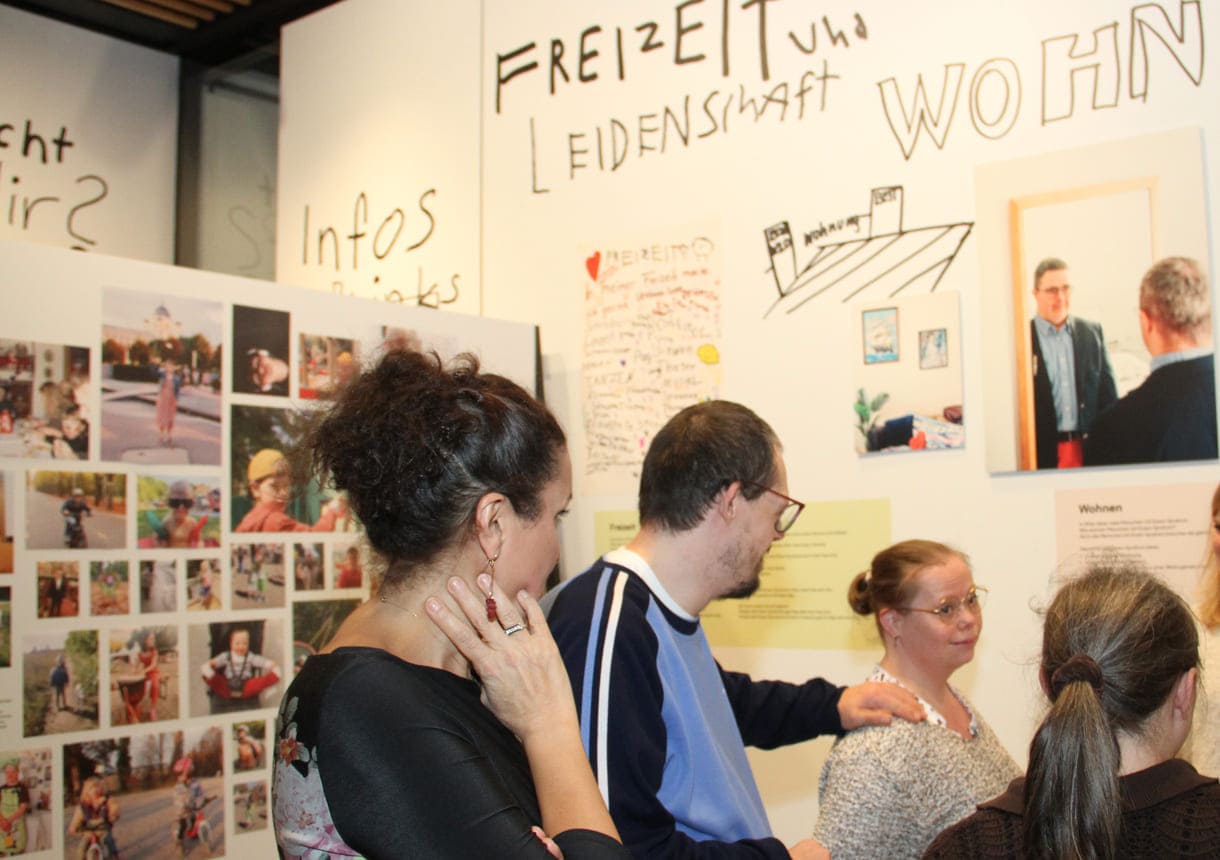 Blick in die Ausstellung - mit einigen der Mitgestalter:innen
