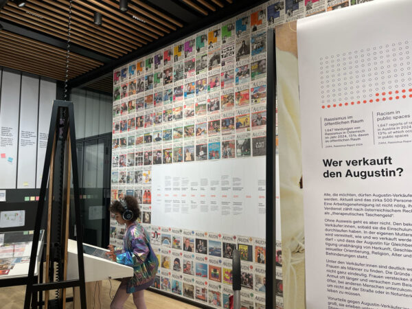 Eine Wand voller "Augsutin"-Cover in der Ausstellung im Wien Museum