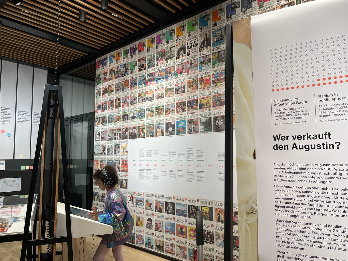 Eine Wand voller "Augsutin"-Cover in der Ausstellung im Wien Museum
