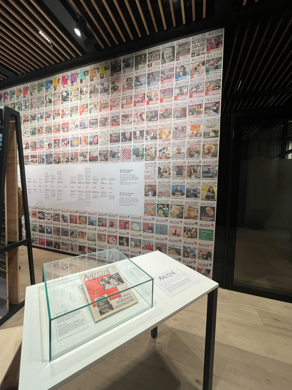 Erste Ausgabe in der Vitrine, die Wand mit knapp merh als der Häfte der Titelseiten