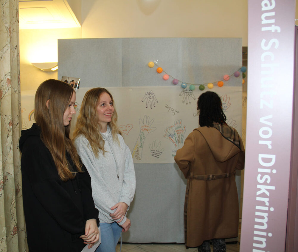 Die ersten Jugendlichen im Human Rights Space, in der interaktiven Ausstellung