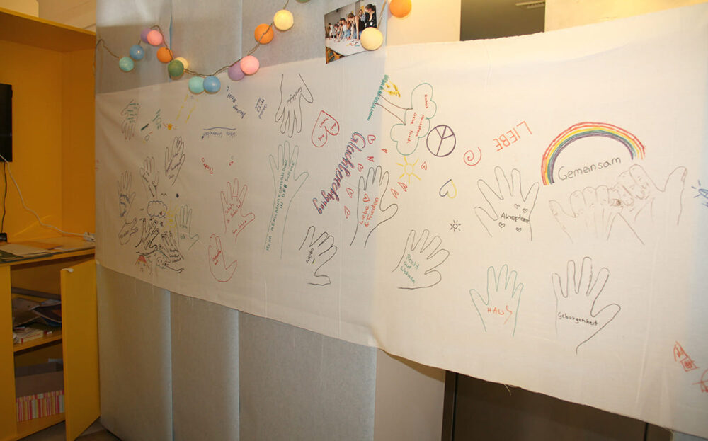 In den Vorbereitungsworkshop zeichneten und schrieen Jugendliche auch ein Banner, das Teil der Ausstellung wurde