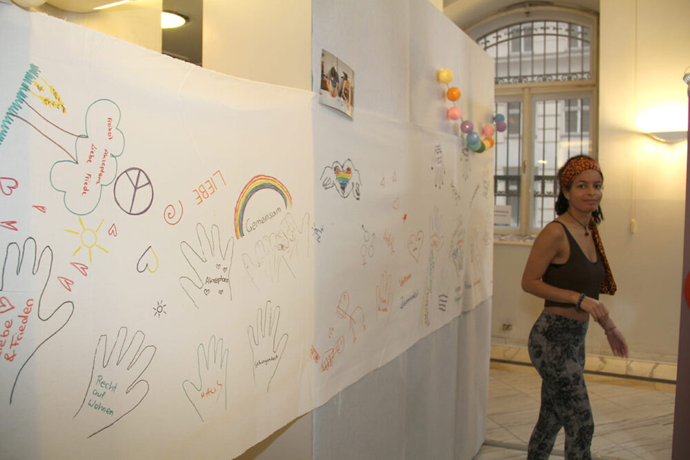 In den Vorbereitungsworkshop zeichneten und schrieen Jugendliche auch ein Banner, das Teil der Ausstellung wurde