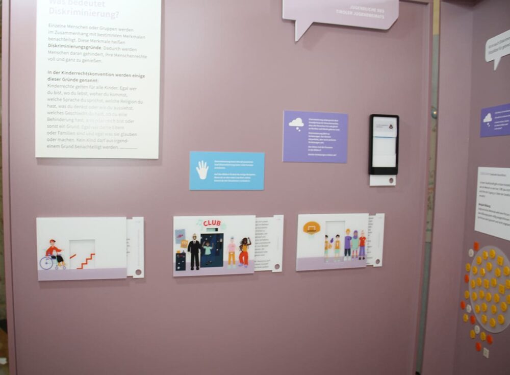 Bunte Elemente der interaktiven Ausstellung zu Menschen- und Kinderrechten