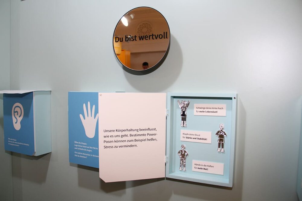 Bunte Elemente der interaktiven Ausstellung zu Menschen- und Kinderrechten