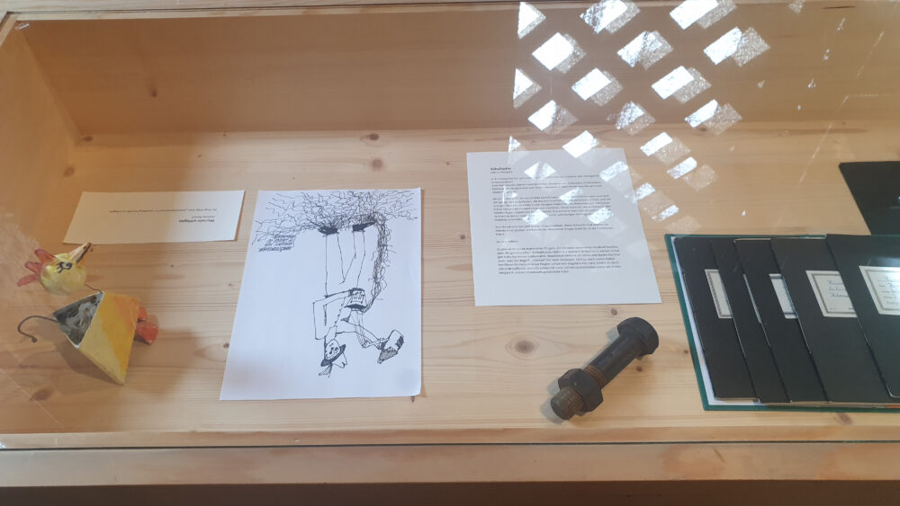 Bilder und Objekte einer Ausstellung in der nenzinger Artenne (Vorarlberg)