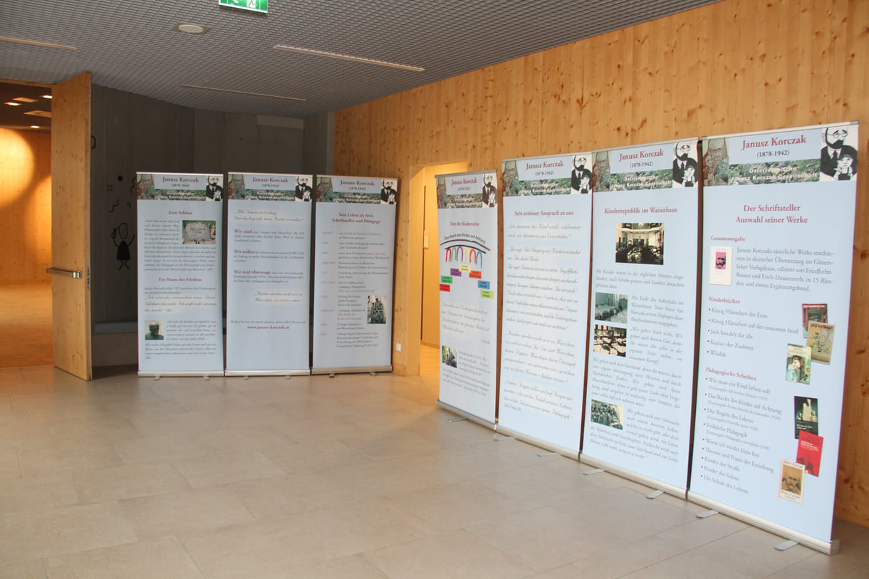 Roll-Ups der Ausstellung über Janusz Korczak