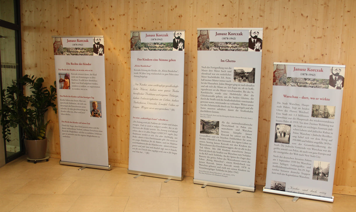 Roll-Ups der Ausstellung über Janusz Korczak