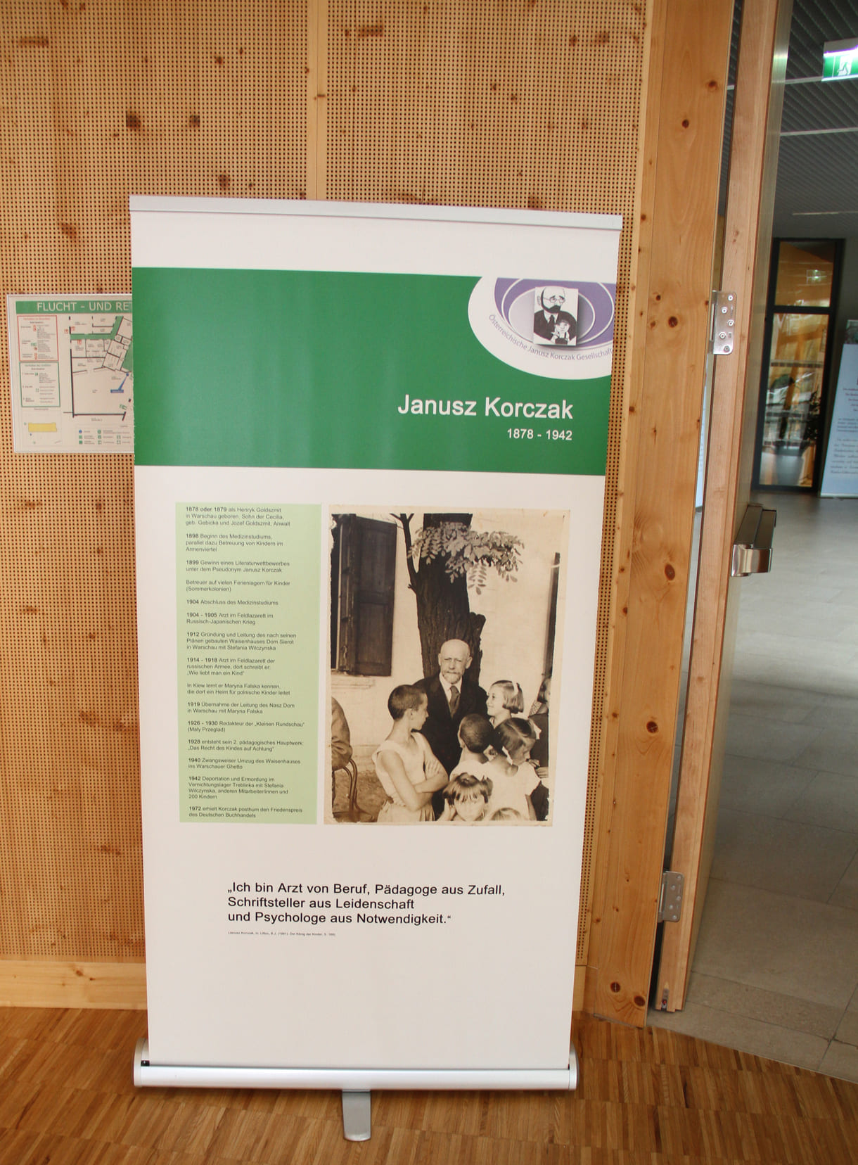 Roll-Ups der Ausstellung über Janusz Korczak