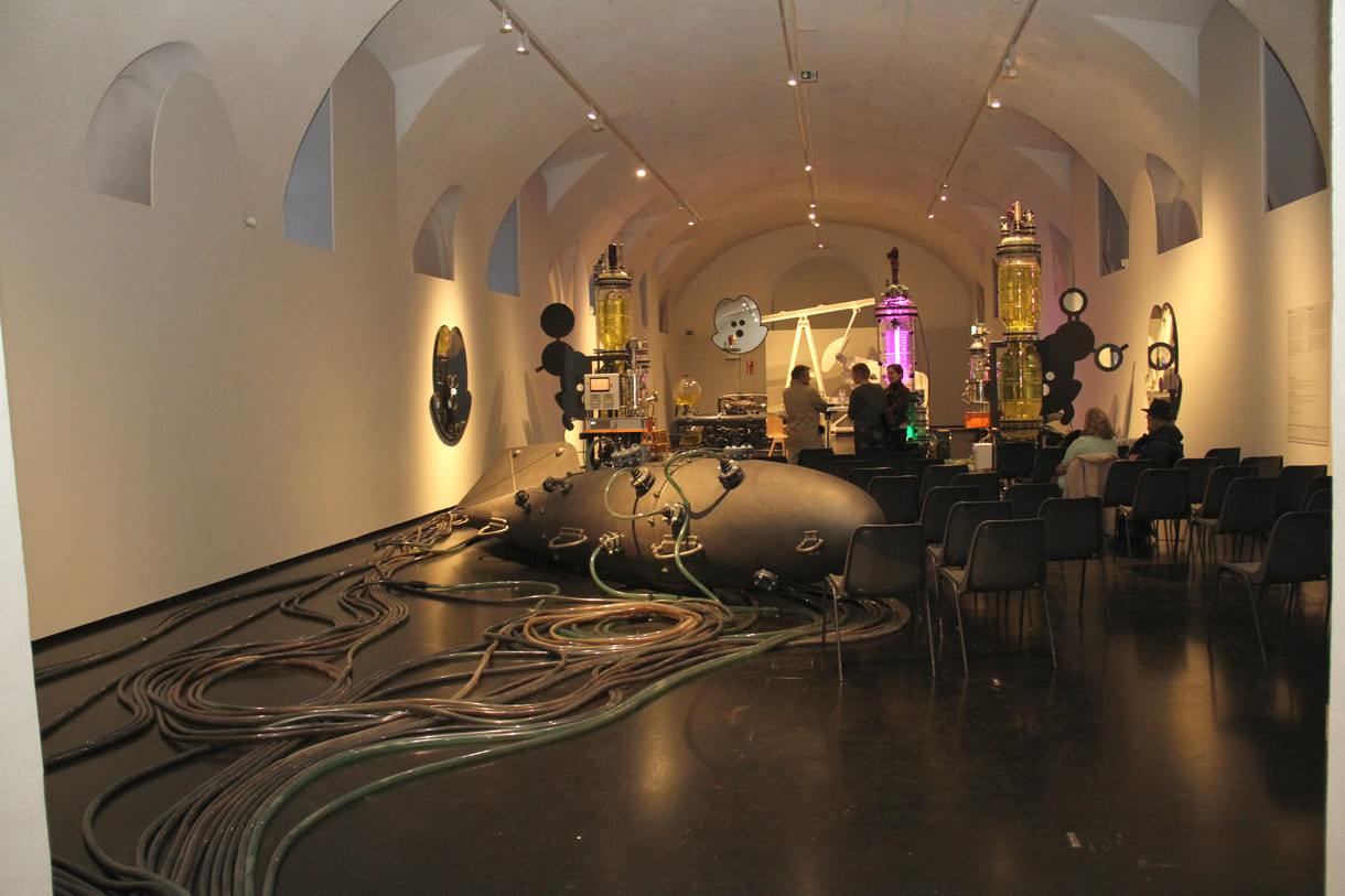 Blick in die größere der Ausstellungshallen im 