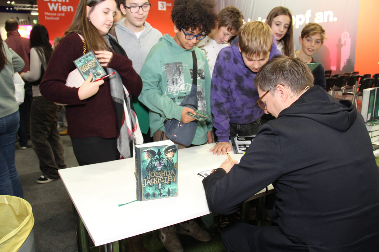 Schüler:innen baten den Autor um Autogramme