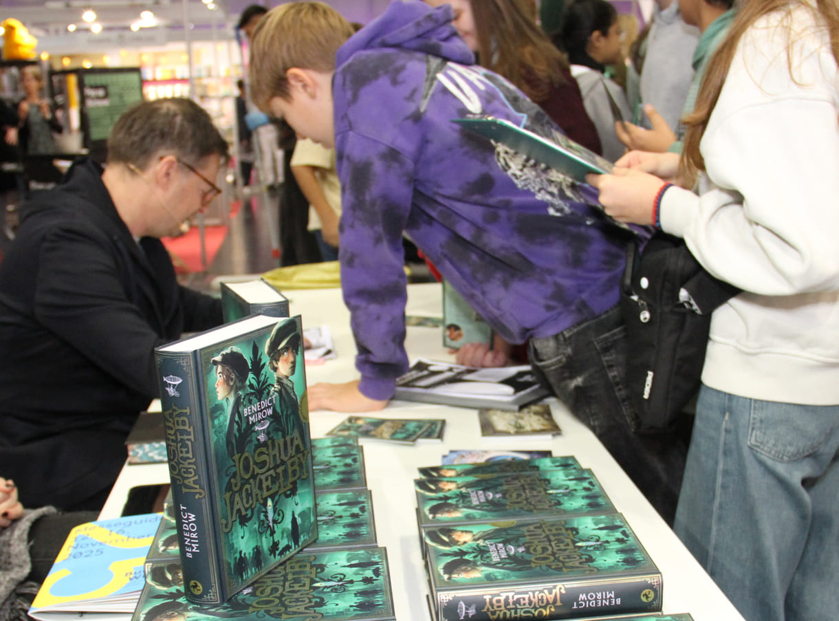 Schüler:innen baten den Autor um Autogramme