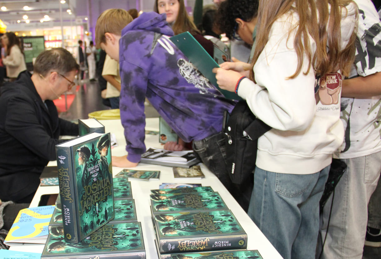 Schüler:innen baten den Autor um Autogramme