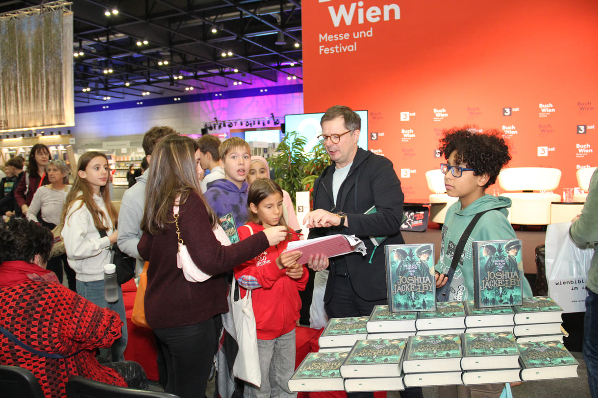 Bild-Montage: Jugendliche holen sich Autogramme im Gespräch mit dem Autor Benedict Mirow und ein Stpael seiner neuen Bücher