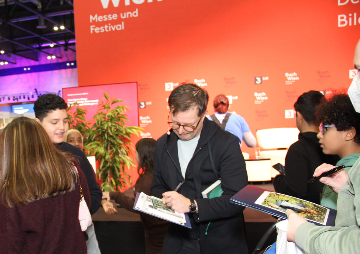 Schüler:innen baten den Autor um Autogramme