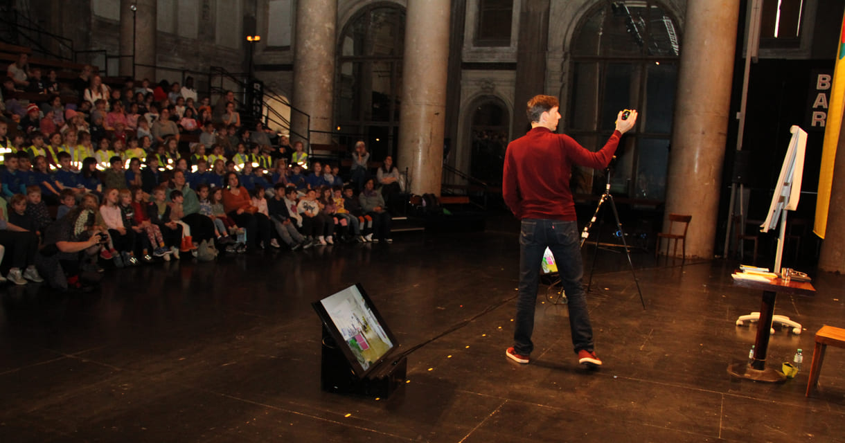 Der Autor und Illustrator zeigt auch Fotos aus seinem Arbeitsplatz