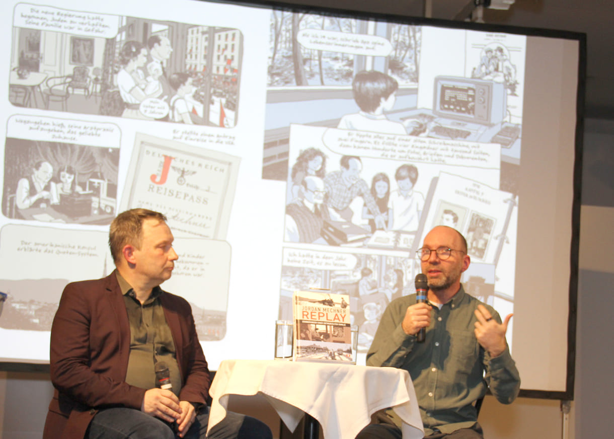 Jordan Mechner mit eingeblendeten Buchseiten aus 