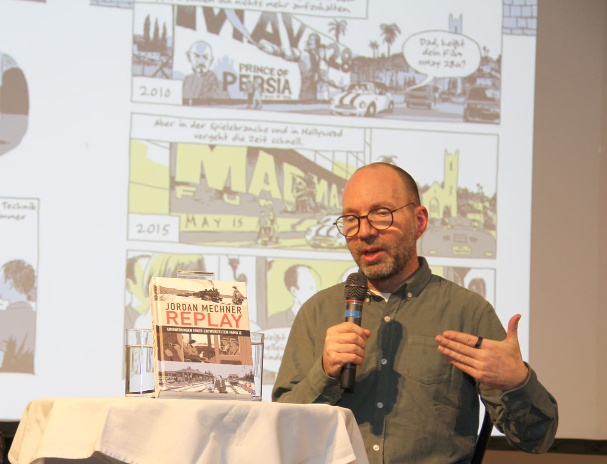 Jordan Mechner mit eingeblendeten Buchseiten aus 