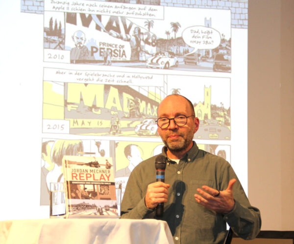 Jordan Mechner mit eingeblendeten Buchseiten aus "Replay" im Hintergrund