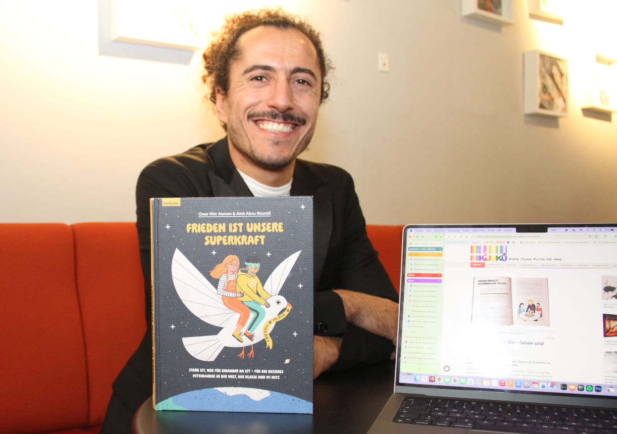 Autor Omar Khir Alanam mit seinem jüngsten Buch "Frieden ist unsere Superkraft"