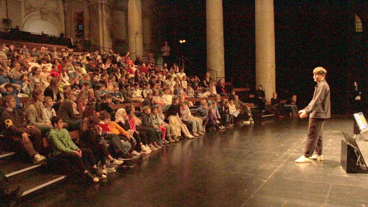 Autor im Frage-Antwort-Austausch mit dem jungen Publikum