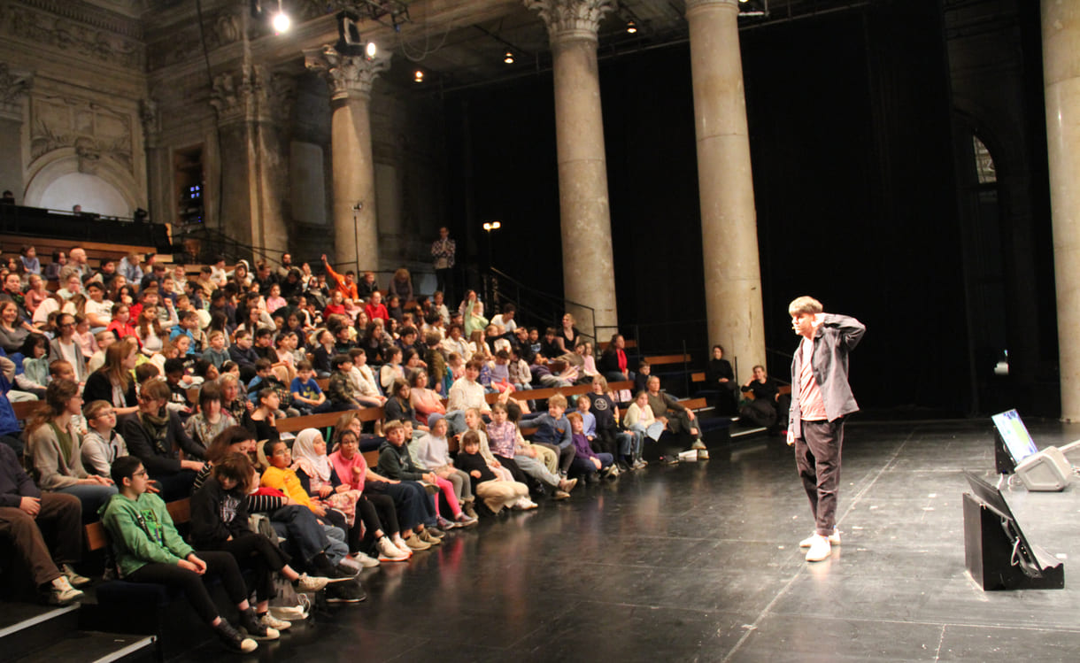 Autor im Frage-Antwort-Austausch mit dem jungen Publikum