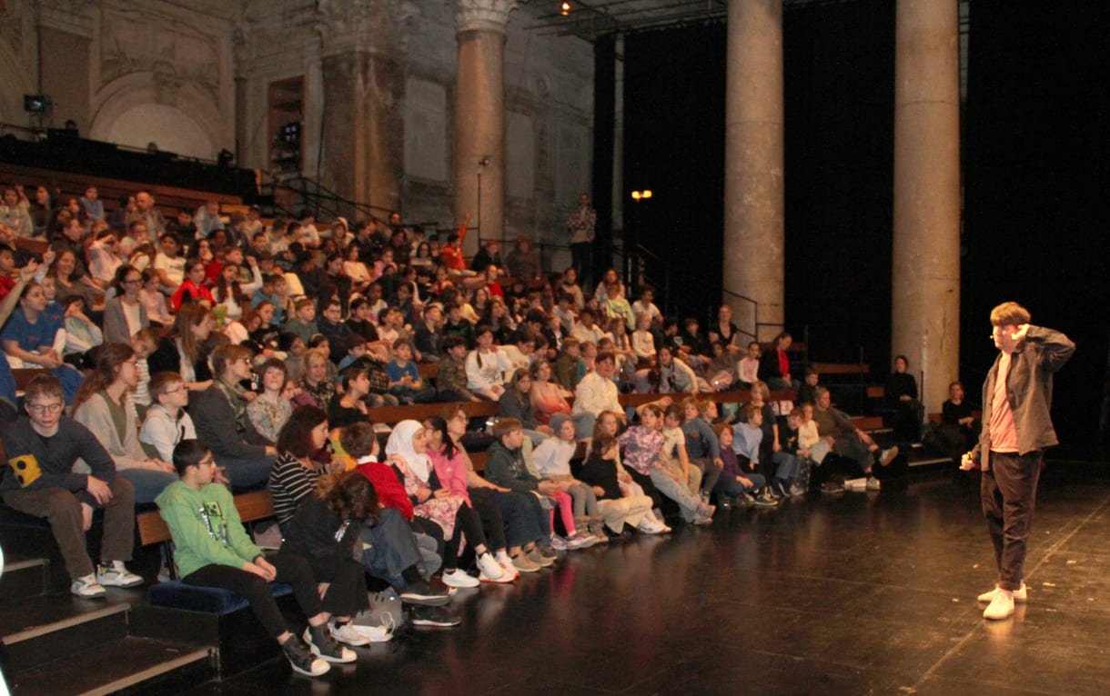 Autor im Frage-Antwort-Austausch mit dem jungen Publikum