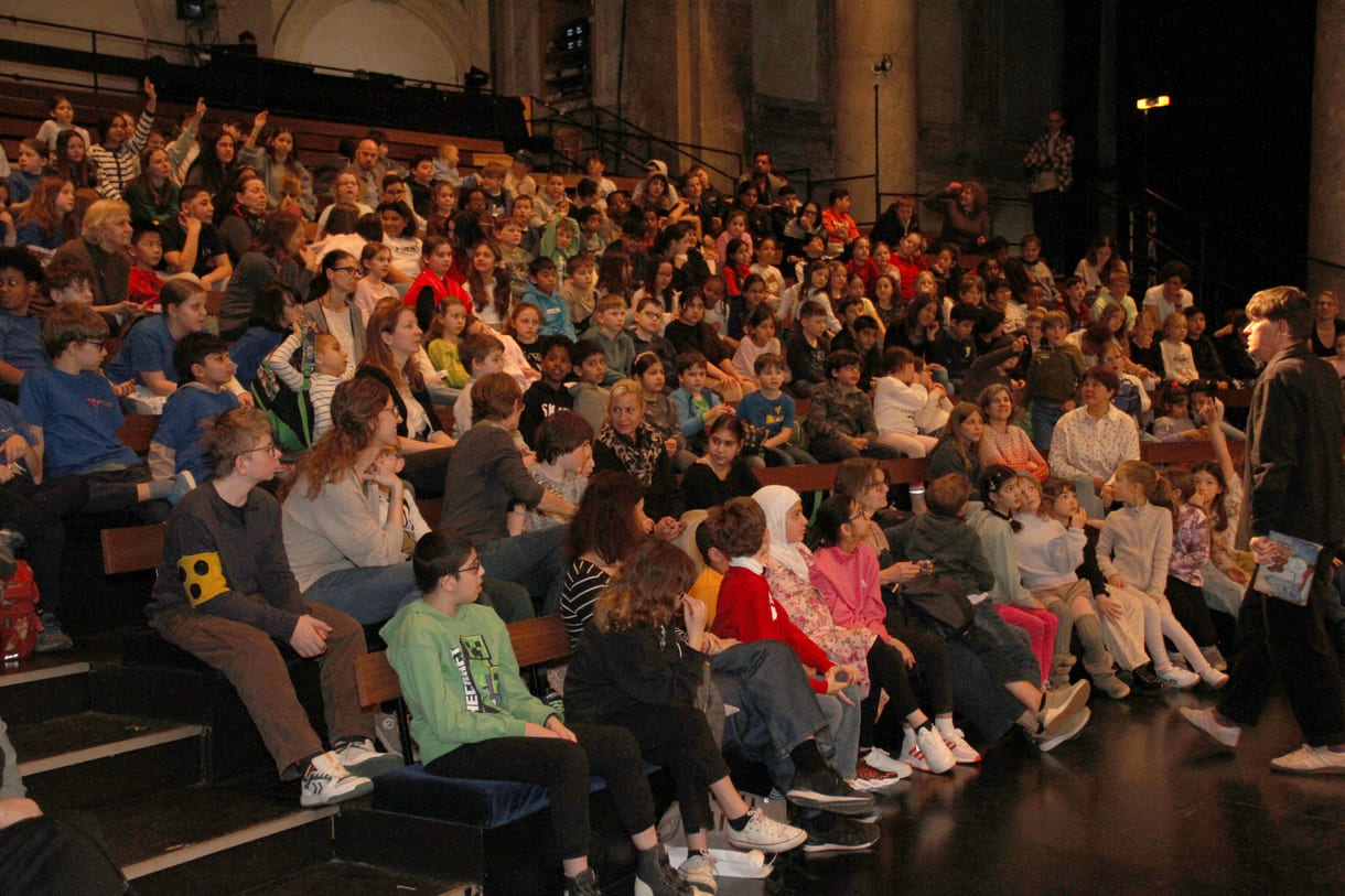 Autor im Frage-Antwort-Austausch mit dem jungen Publikum