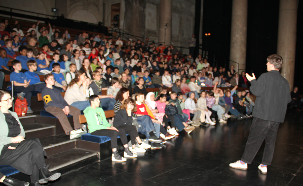Autor im Frage-Antwort-Austausch mit dem jungen Publikum