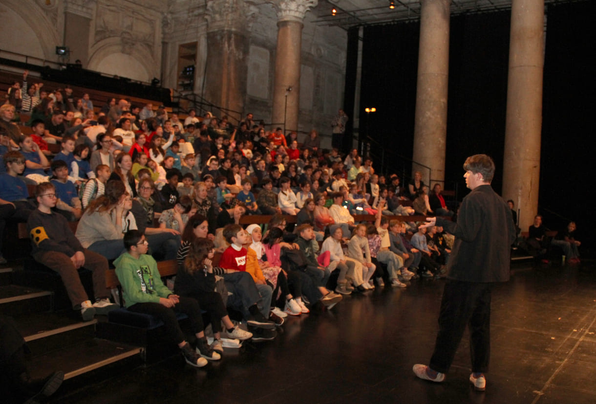 Autor im Frage-Antwort-Austausch mit dem jungen Publikum