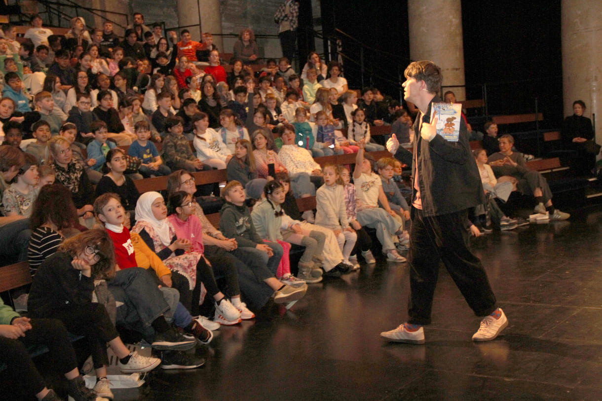 Autor im Frage-Antwort-Austausch mit dem jungen Publikum