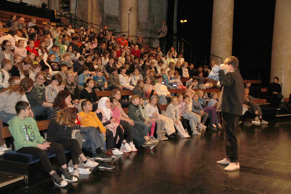 Autor im Frage-Antwort-Austausch mit dem jungen Publikum