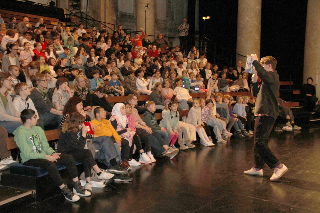 Autor im Frage-Antwort-Austausch mit dem jungen Publikum