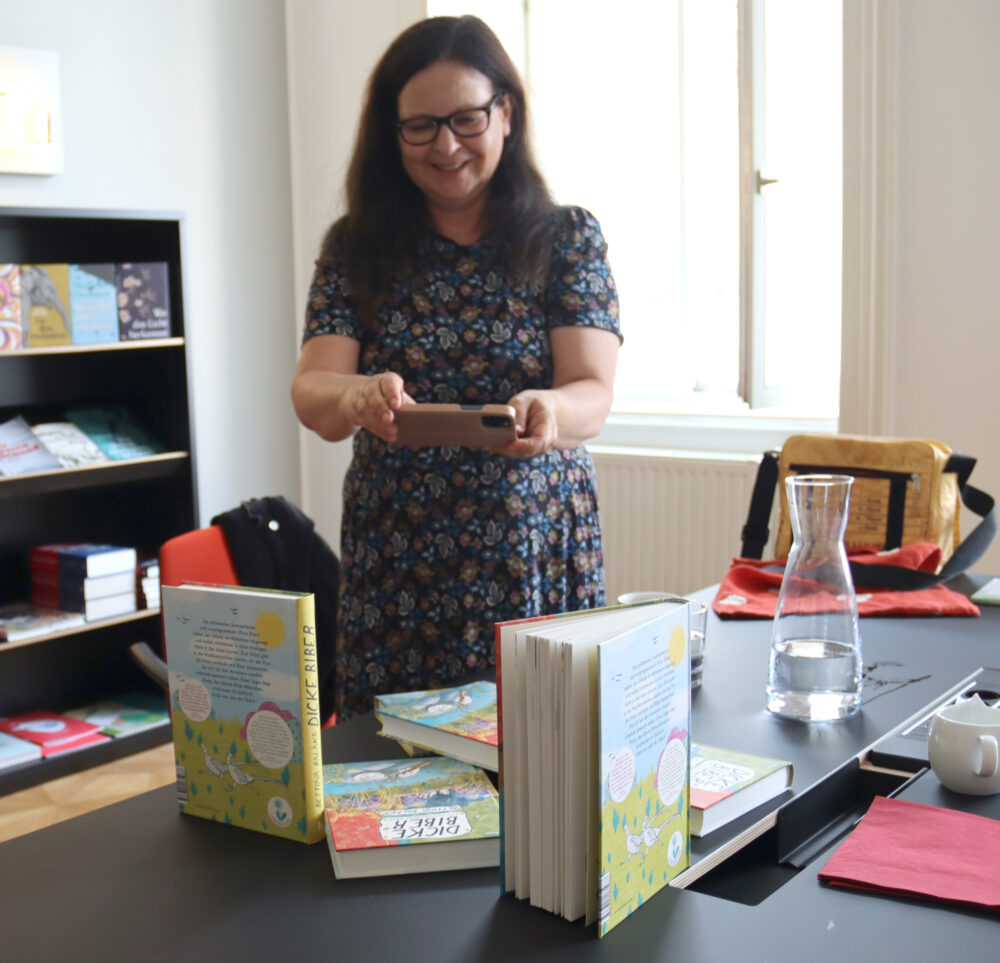 Autorin Bettina Balàka mit ihrem ersten Kinderbuch 
