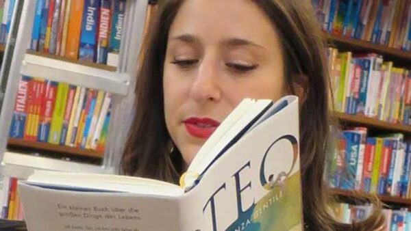 Die Autorin mit der deutschsprachigen Ausgabe ihres ersten Buches