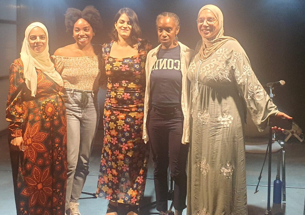 Die vier Autorinnen Nermin Ismail, Precious Nnebedum, Mehwish Sohail, Sherri Spelic und BiblioBox-Gründerin Arwa Elabd