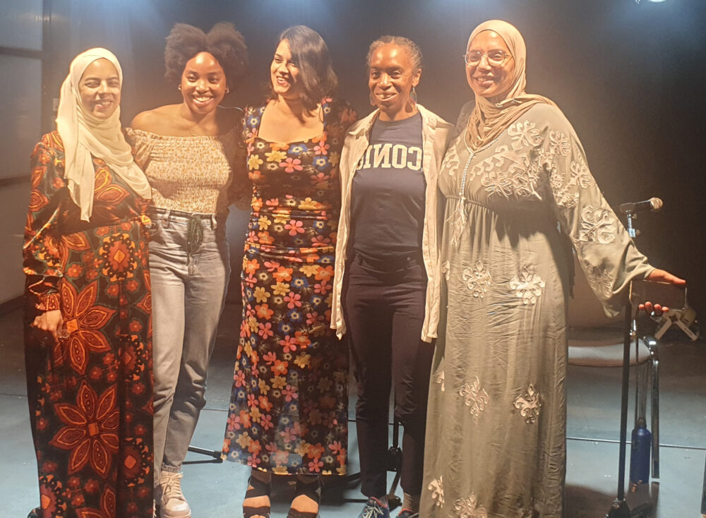 Die vier Autorinnen Nermin Ismail, Precious Nnebedum, Mehwish Sohail, Sherri Spelic und BiblioBox-Gründerin Arwa Elabd