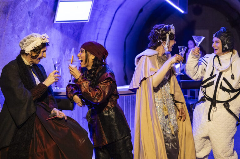 Szenenfoto aus "Aventura. Von den Abenteuern im Kopf und anderswo." im Theater-zum-Fürchten-Bunker in Mödling: Marion Rottenhofer, Xiting Shan, Tina Haller, Christina Saginth