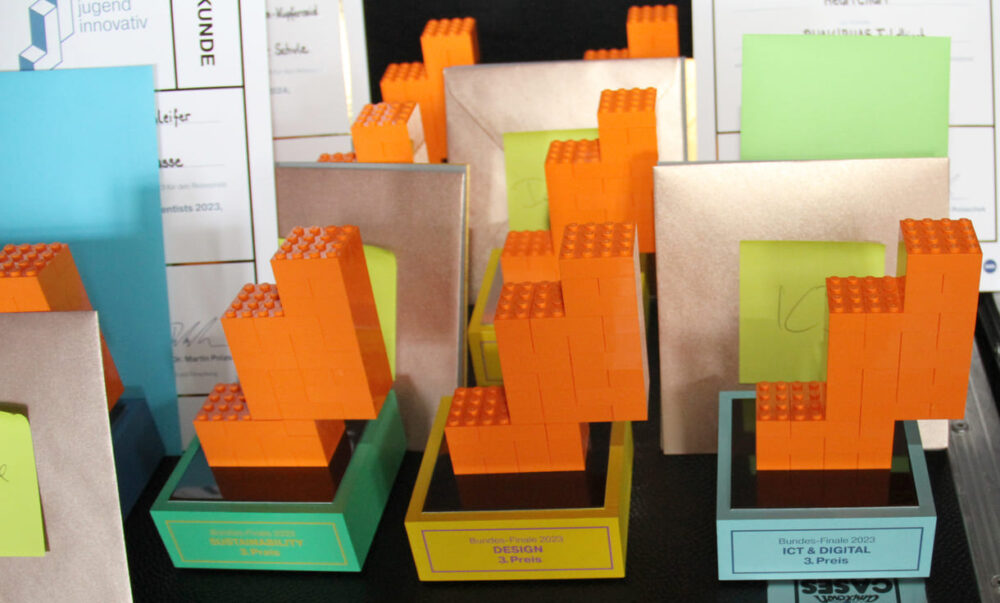 Aus orangefarbenen Legosteinen ist das Jugend-Innovativ-Logo nachgebaut - das sind die Award-Statuen der verschiedenen Kategorien